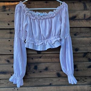 A off-the shoulder lavender blouse cropped